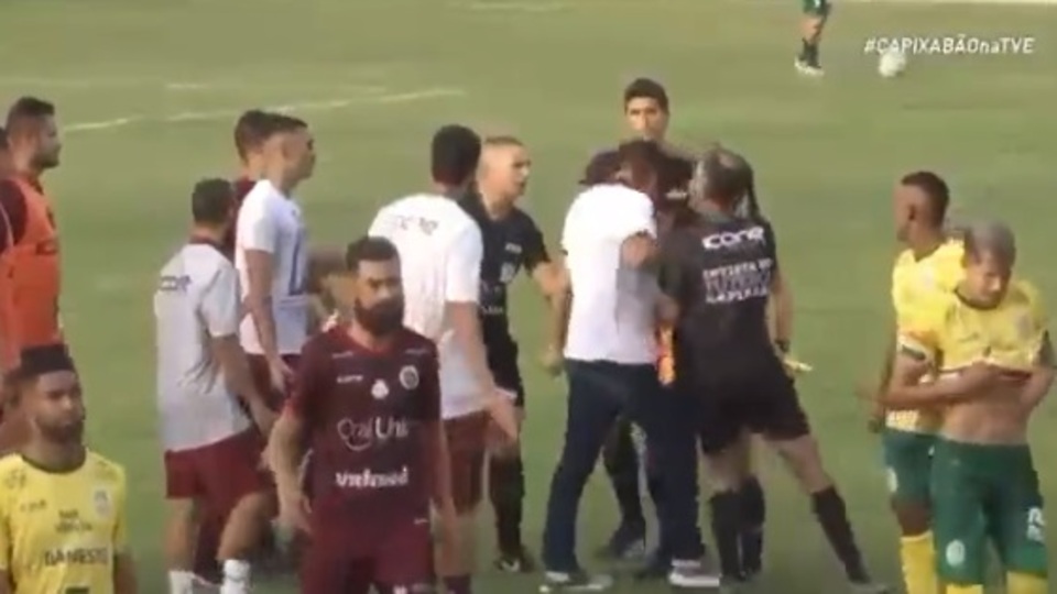 Kadın yardımcı hakeme kafa attı!