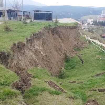 Feci olay! Çocuk parkında heyelan meydana geldi