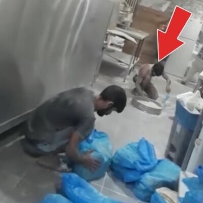 Skandal görüntü! Yere dökülen unlarla ekmek yaptı