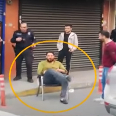 Sandalyeye oturup yol kesti, gelen geçene laf attı!