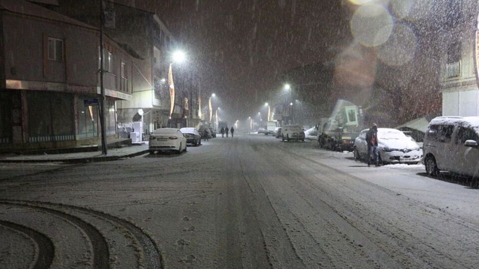 Karlıova'ya kar geri geldi