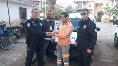 Parkta para dolu çanta buldu, polise teslim etti