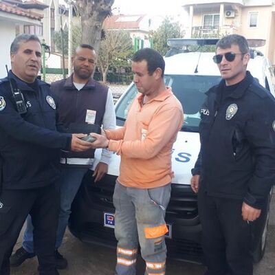 Parkta para dolu çanta buldu, polise teslim etti