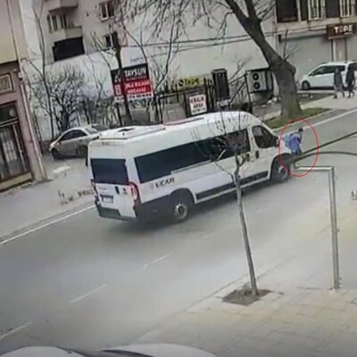 Feci olay! Sokak köpeklerinden kaçarken minibüs çarptı