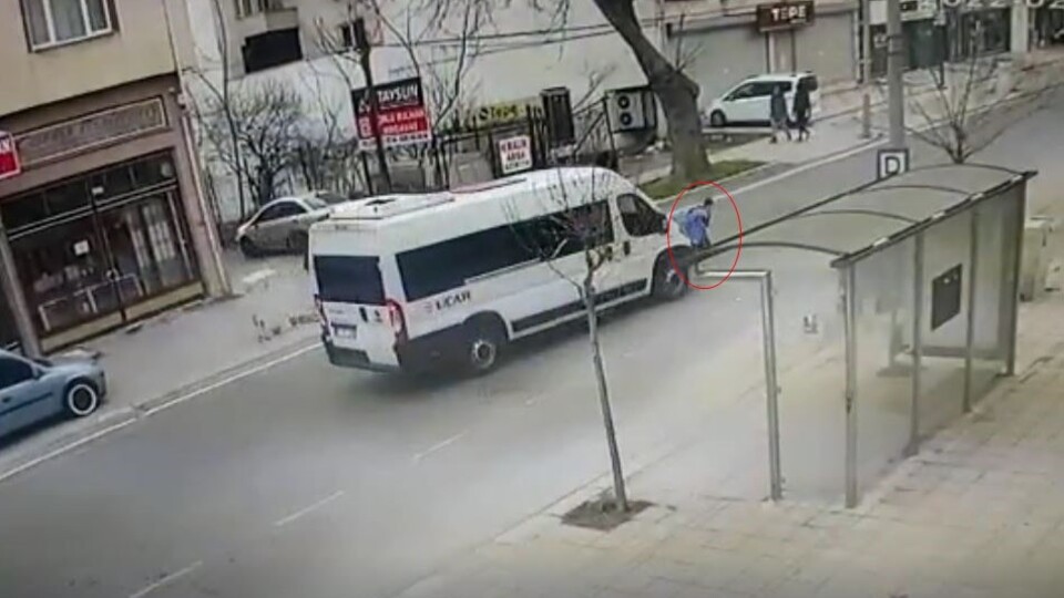 Feci olay! Sokak köpeklerinden kaçarken minibüs çarptı