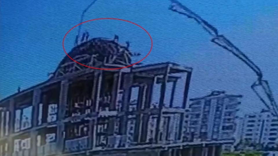 Cami inşaatında iskele çöktü! Çok sayıda yaralı var