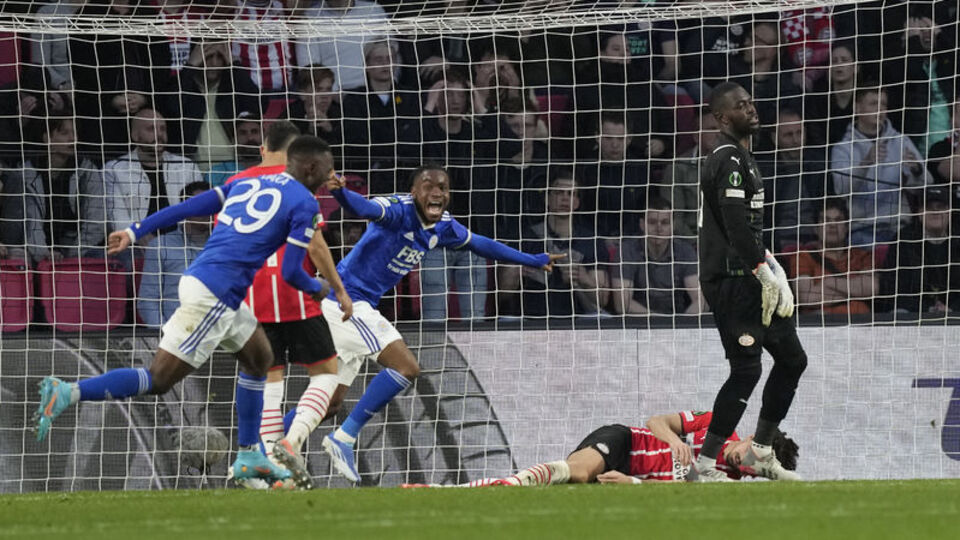 Leicester City yolu yarıladı