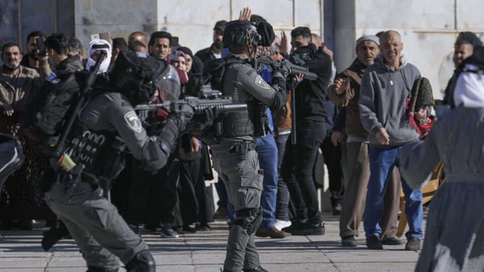 İsrail polisinden Mescid-i Aksa'ya baskın: 117 yaralı
