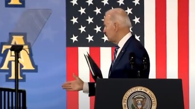 ABD Başkanı Biden 'boşlukla' tokalaştı, gündem oldu