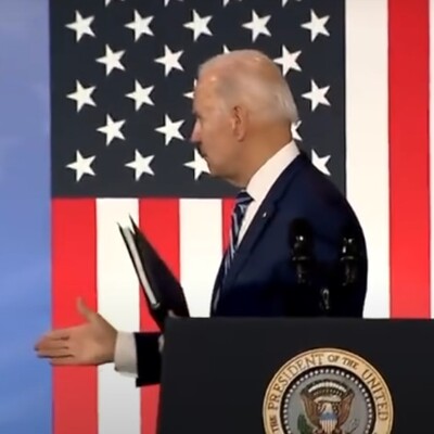 ABD Başkanı Biden 'boşlukla' tokalaştı, gündem oldu