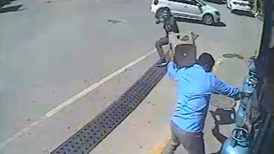 Cadde ortasında dehşet anları! Yaşlı kadın durdurmaya çalıştı