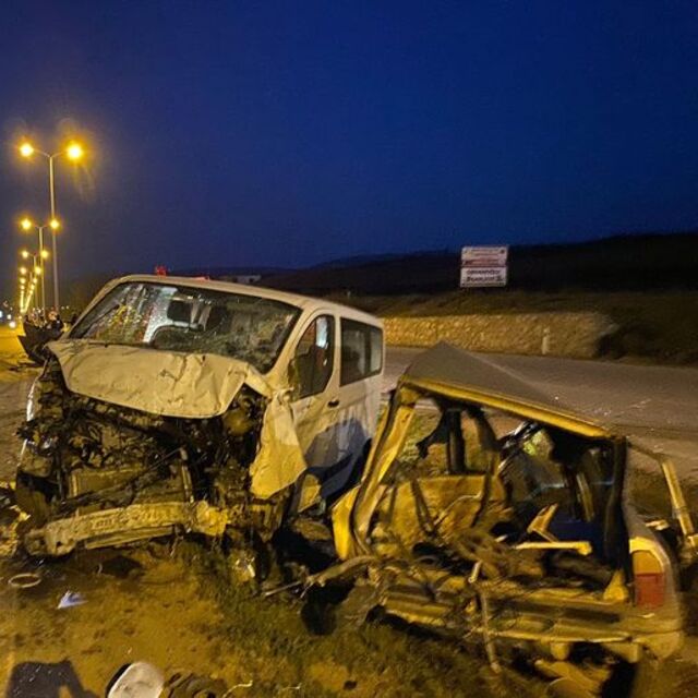Trafik kazasında otomobil ikiye ayrıldı