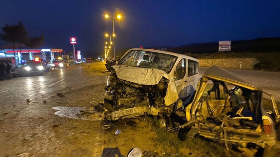 Trafik kazasında otomobil ikiye ayrıldı