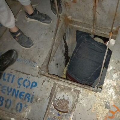 Ekipler yer altı çöp konteynerini açtığında şoke oldu!