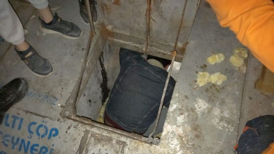 Ekipler yer altı çöp konteynerini açtığında şoke oldu!