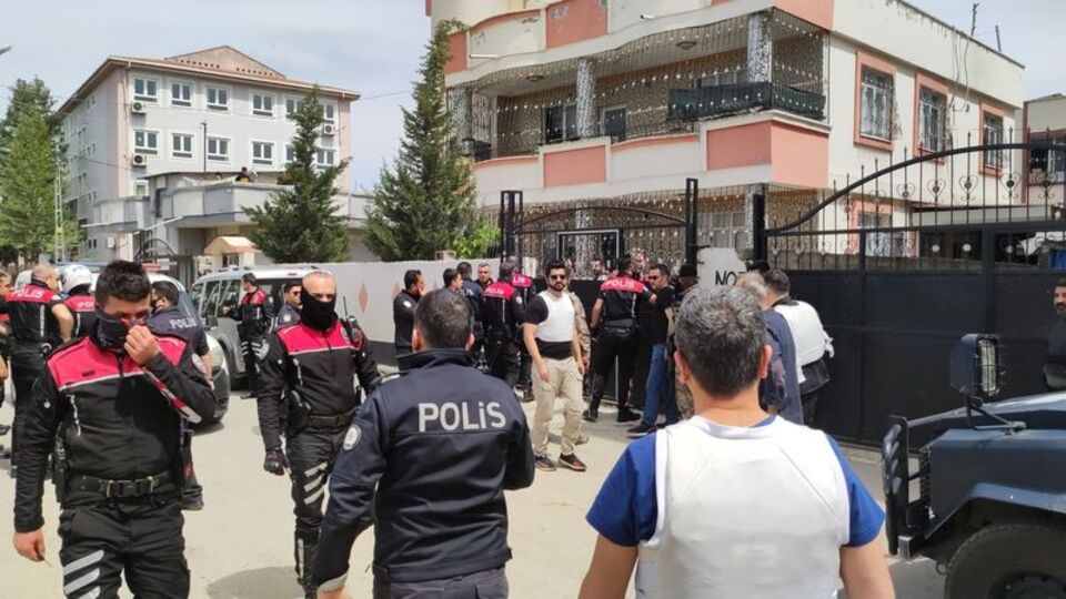 Adana'da korkunç olay! 2 polisi vurdu!
