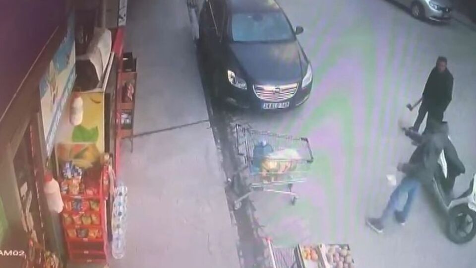 Baltalı maganda! Üzerine yürüdü