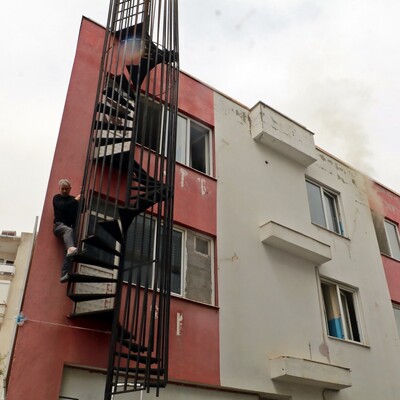 Alevlerden kaçarken yangın merdiveni dışında mahsur kaldı!