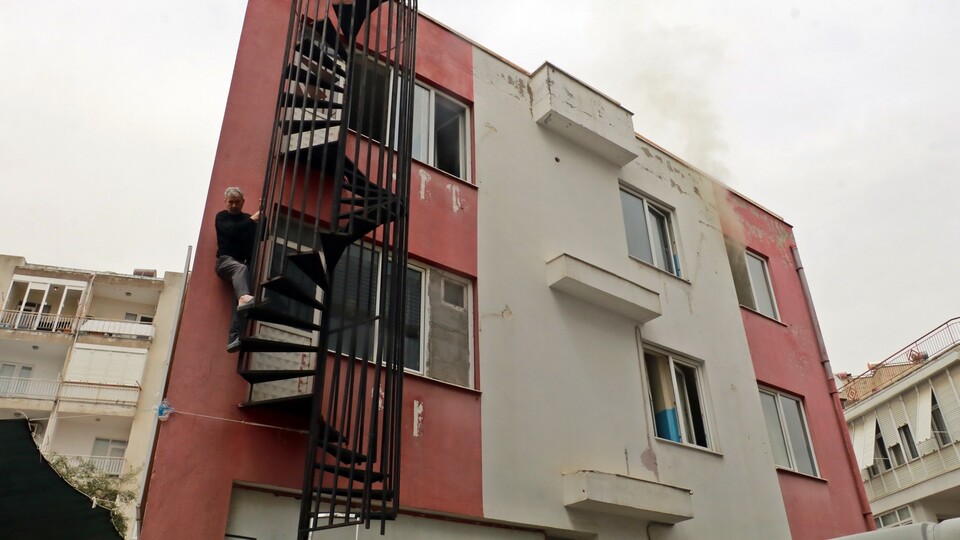 Alevlerden kaçarken yangın merdiveni dışında mahsur kaldı!