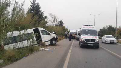 Turistleri taşıyan minibüs devrildi: 12 yaralı!