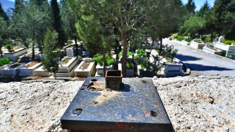 İzmir'deki mezarlıklarda akılalmaz talan!