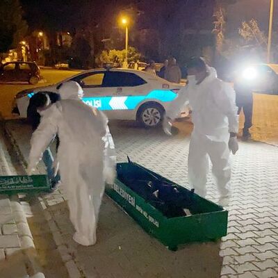 Ev arkadaşını çekiçle öldürdü!