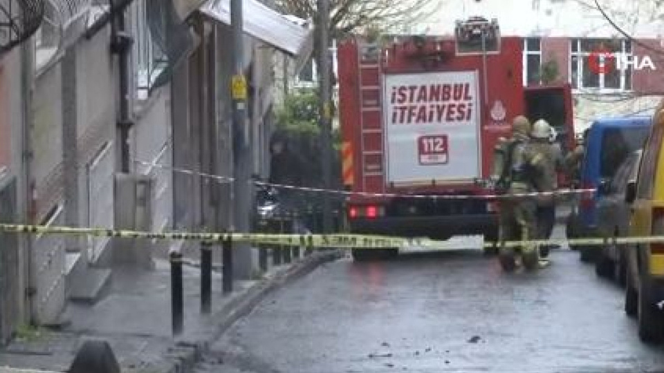 Beyoğlu'nda yeraltı kabloları patladı!