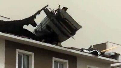 Şiddetli fırtına çatıları uçurdu
