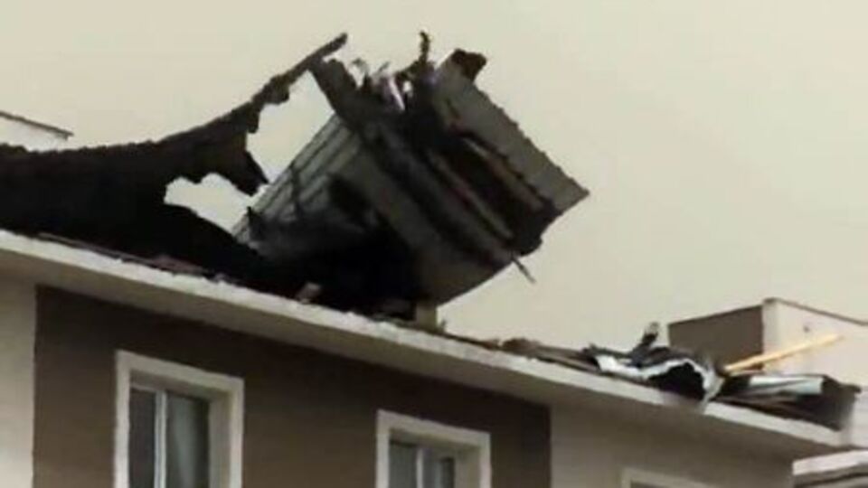 Şiddetli fırtına çatıları uçurdu