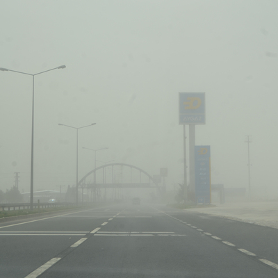 Kum fırtınası nedeniyle kara yolu kapatıldı!