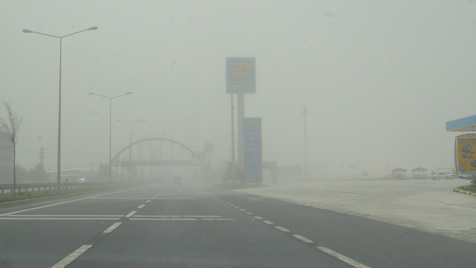 Kum fırtınası nedeniyle kara yolu kapatıldı!