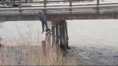 Atları suya kapıldı! Derede korku dolu dakikalar