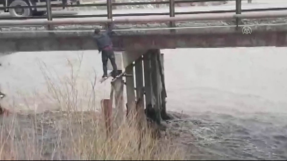 Atları suya kapıldı! Derede korku dolu dakikalar