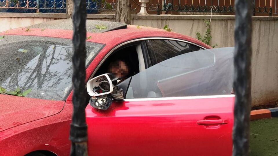 Şaşkına çeviren kaza... Kazaya rağmen uyumaya devam etti