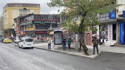 Silahlı kavgada durakta bekleyen kadına kurşun!