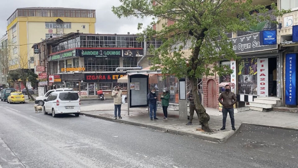 Silahlı kavgada durakta bekleyen kadına kurşun!