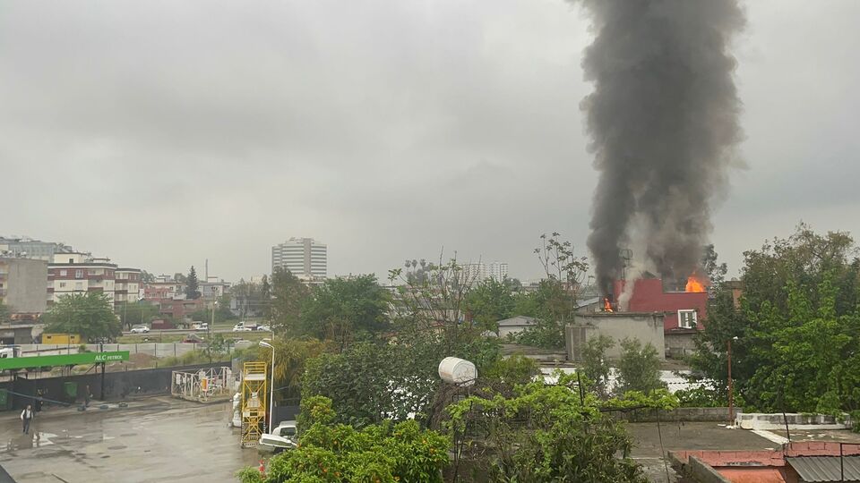 'Gizemli ev'in yanından dumanlar yükseldi!