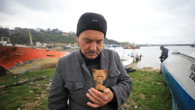Taşkın bölgesinde ıslandı, ceketinde ısıttı