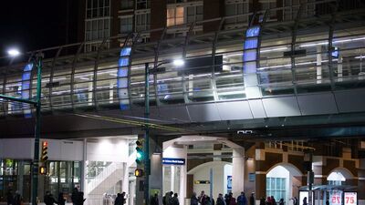 Metro bekleyen kadını raylara itti!