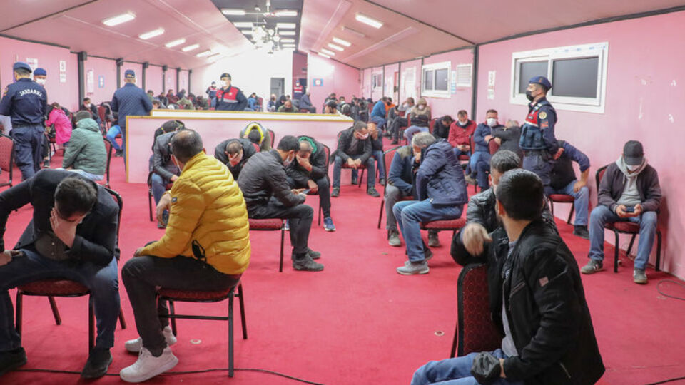 Suçüstü kumar baskınında 'asit' detayı