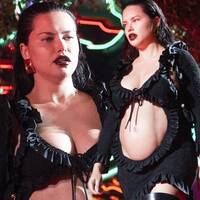 Hamile Adriana podyumda!