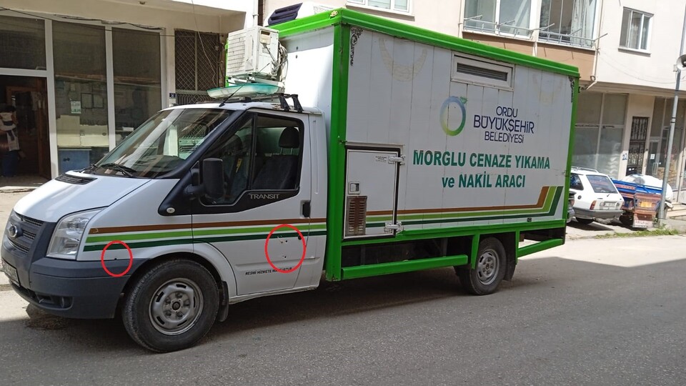 Defin yeri kavgasında cenaze aracına ateş etti!