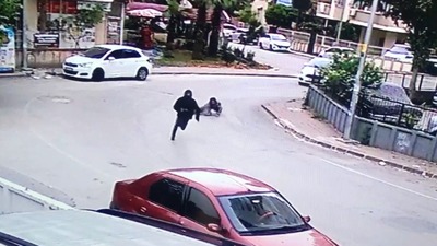 Gasp dehşeti! Şoka uğrayan kadın yerde sürüklendi