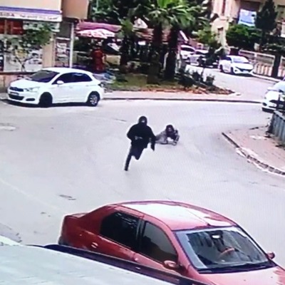 Gasp dehşeti! Şoka uğrayan kadın yerde sürüklendi