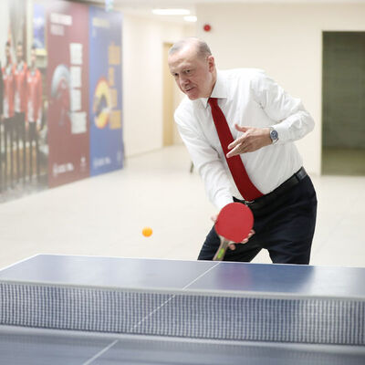 Cumhurbaşkanı Erdoğan, öğrencilerle masa tenisi oynadı