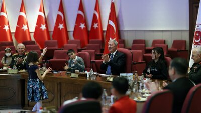 Bakan Akar şehit ve gazi çocuklarıyla buluştu