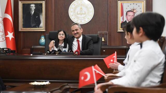 Bakan Özer, koltuğunu küçük Yağmur'a devretti