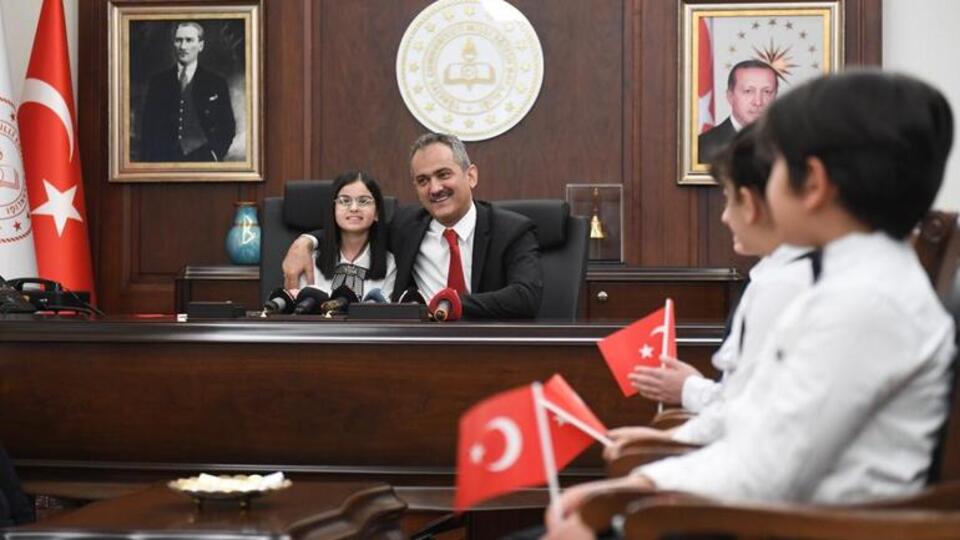 Bakan Özer, koltuğunu küçük Yağmur'a devretti