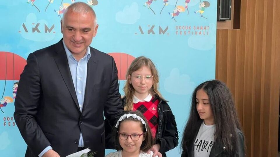 Bakan Ersoy çocuk festivalinde