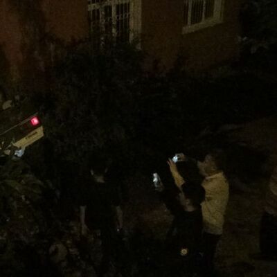 Takla atan araç evin avlusuna uçtu